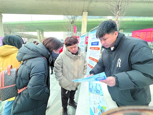 工作人员向市民解读公积金政策